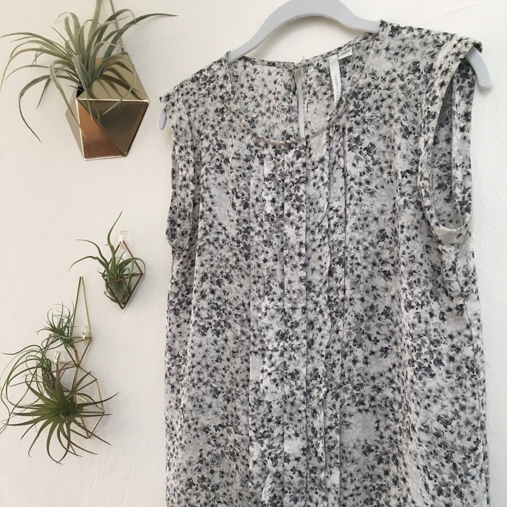 LC Sleeveless Floral Blouse